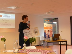 Gerry Plomp met het heugelijke nieuws dat de Rotaryclubs, Parkinson Café Alphen €1000,- heeft geschonken.